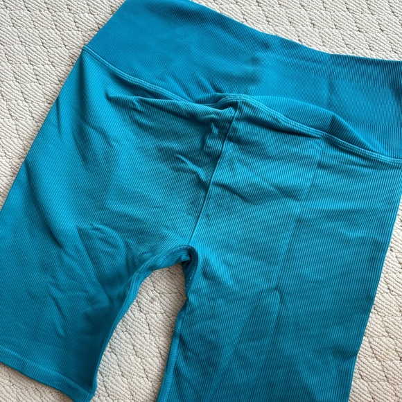 Alo 7” Seamless High-Waist Ribbed Biker Shorts - Picture 3 of 4